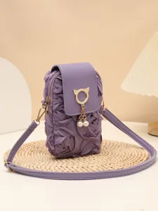 Nahaufnahme der lila Handytasche, zeigt 3D Stoffrosen Textur und Perlen Quasten Anhänger.