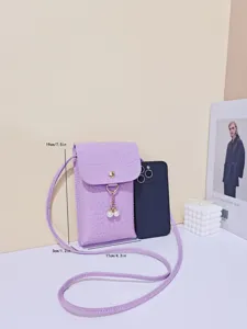 Paarse krokodillenpatroon mini crossbody telefoon tas met parel kwastje en gouden hardware.