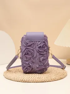 Detailansicht der eleganten violetten Handtasche mit wunderschönem 3D Stoffrosenmuster.