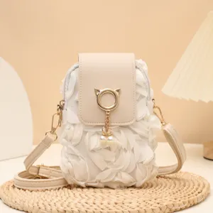 Detailaufnahme der trendigen Rosen Handytasche mit Perlenquaste und Katzenohr Dekor.
