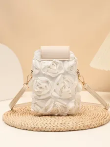 Nahaufnahme der eleganten weißen Handytasche mit 3D-Stoffrosenblüten und feinen Details.