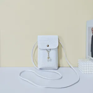 Witte mini schoudertas met krokodillenprint, telefoontasje met parelkwastje, stijlvolle damestas.