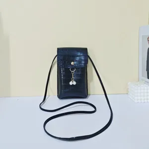 Zwarte krokodillenpatroon crossbody telefoontas mini lederen tas met parelkwastje.