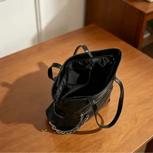 Sac cabas en cuir noir avec detail de chaine, grand sac epaule pour le travail et la vie.