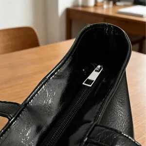 Sac cabas en cuir verni noir avec fermeture éclair, sac à main minimaliste spacieux pour le quotidien.