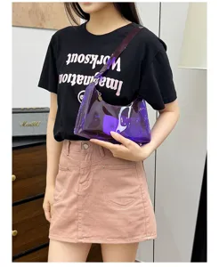 Glänzende transparente lila Baguette-Tasche, stilvolle minimalistische Schultertasche für Damen.
