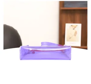 Lila transparente glänzende Textur Schultertasche Detailansicht minimalistischer Stil.