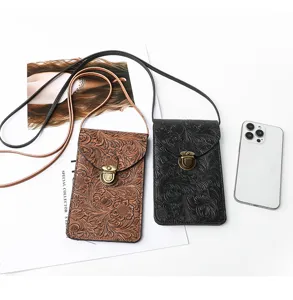 Primo piano dettagliato della borsa a tracolla per telefono con fiori in rilievo e chiusura.