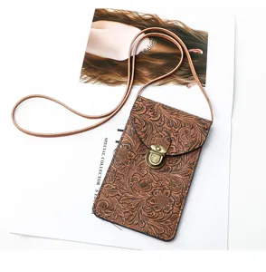 Borsa a tracolla vintage in pelle stampata per telefono con elegante chiusura metallica.
