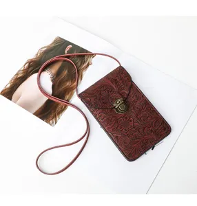 Borsa a tracolla per cellulare in pelle goffrata vintage con motivo floreale e chiusura in metallo.