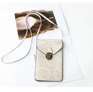 Vista dettagliata della borsa a tracolla per telefono con motivo floreale retrò e chiusura.