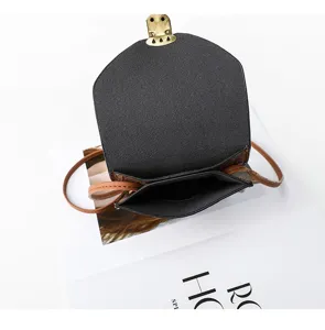 Vista dettagliata di una mini borsa a tracolla retrò per cellulare con cinturino marrone.