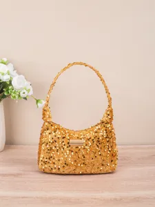 Gouden pailletten fluwelen schoudertas detailweergave, stijlvol streetwear damesaccessoire.