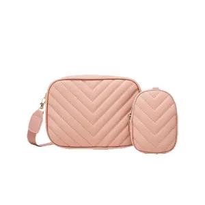 Sac à bandoulière rose matelassé en chevron avec pochette amovible élégant sac photo pour femmes.