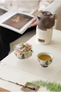 Exquis ensemble théière et tasse en céramique avec motifs délicats de papillons et fleurs.