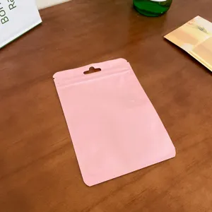 Borsa di stoccaggio in plastica autosigillante rosa macaron con foro per appendere.