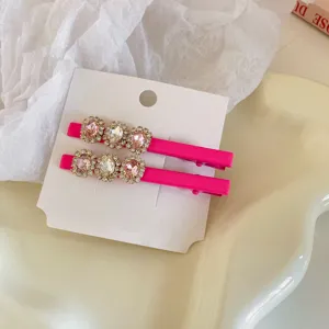 Roze strass hart eendebek haarspeld detail, zoete modieuze haaraccessoire voor stijlvolle look.
