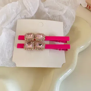 Roze strass eendebek haarspeld detailweergave, schattig vierkant kristalontwerp voor dames.