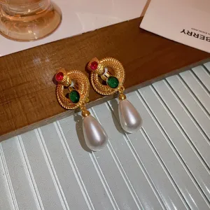 Detailaufnahme von Vintage Hofstil Schlangen Perlen Ohrringen, elegante Schmuck.