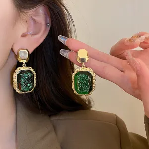 Detailansicht vintage grüne Edelstein Ohrringe, elegante vergoldete geometrische Design Schmuck.