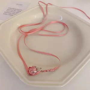 Collier élégant fleur en tissu rose avec ruban doux, choker au design de niche pour femmes chic.