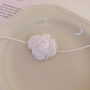 Élégante collier ras du cou en tissu blanc pour femmes, bijou floral design de clavicule.