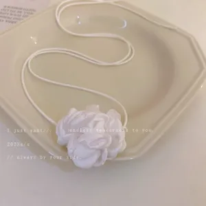 Collier ras de cou fleur en tissu blanc pour femme, élégant bijou chaîne de clavicule.
