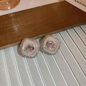Vintage quadratische Kristall Ohrringe mit Strass Pave und weißem Rand für Damen.