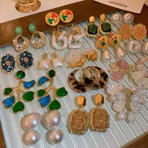 Vintage Palast Stil Perlen Strass Ohrringe Detailansicht, exquisite Retro Modeschmuck Set.