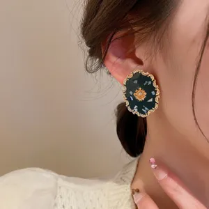 Vintage Palast-Stil Blumen Ohrstecker, exquisites dunkles ovales Design mit feinem Goldrand.