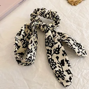 Elegantes schwarz-weisses Blumen-Haargummi mit langer Schleife fur schicke Damen-Haarspange