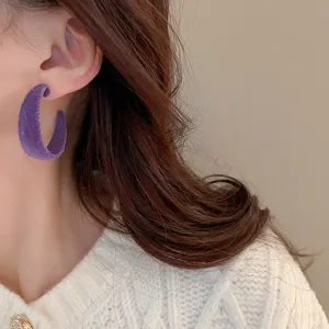 Purple velvet C-shaped hoop earrings detail, French vintage style fashion ear jewelry piece.