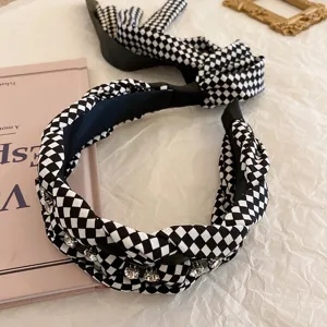 Schwarz-weißer Karomuster Haarreif mit Strassdetails und passender Schleife für Damen.