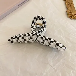 Schwarz-weiße Karree Haarklammer, stilvolles und elegantes Acryl Haaraccessoire für Damen.