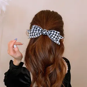 Schwarze und weiße Hahnentritt Schleifen Haarspange mit Strass für elegante Frisuren.