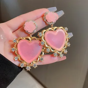 Chic French retro pink heart rhinestone earrings, elegant rose stud fashion jewelry for women.