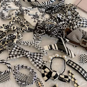 Modisches schwarz-weißes Haarschmuck Set mit trendigen Schleifen und Haarklammern.