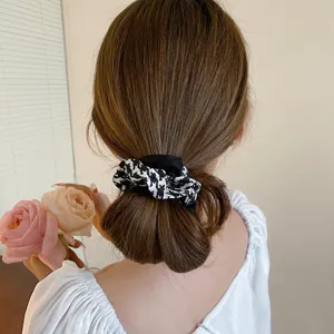 Schickes schwarz-weiß kariertes Haargummi für Damen, elegantes Mode-Haaraccessoire.