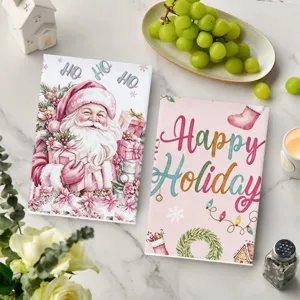 Gedetailleerd overzicht van roze kerst microvezel theedoek met kerstmanprint en feestelijke elementen.