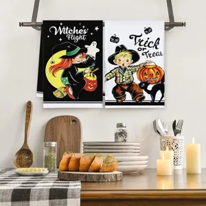Detailansicht von Halloween Mikrofaser Küchentüchern an Halterung mit gemütlicher Dekoration.