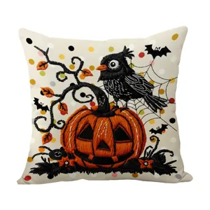 Dekorativer Halloween Kissenbezug mit einem süßen Kürbis und Krähe Motiv für das Wohnzimmer.