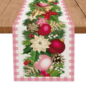 Roze geruite kersttafelloper met feestelijke bloemen en kerstbal prints voor decoratie