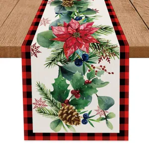 Prachtige kerst tafelloper met rood zwarte ruitrand en feestelijk bloemendecoratie ontwerp.