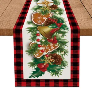 Kerst tafelloper met rood-zwarte ruitrand, feestelijke tafeldecoratie voor de vakantieperiode.