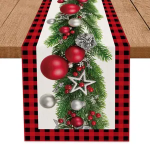 Kerst tafelloper met rood zwarte ruitrand dennentak kerstbal print voor feestelijke decoratie
