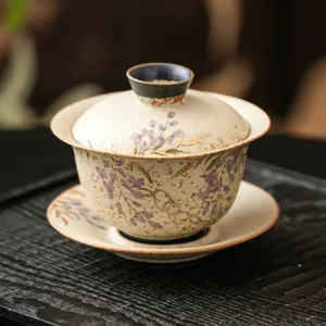 Ensemble de tasse a thé gaiwan en céramique peinte a la main avec liseré or et motif glycine.