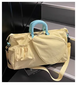 Borsa da viaggio sportiva gialla con manici azzurri e tasche laterali per fitness e tempo.