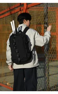 Vue détaillée du sac à dos de sport noir avec rangement pour raquette et sangle robuste.