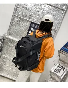 Sac à dos de sport noir multifonctionnel et sac de voyage avec bretelles pratiques.