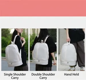 Scatto di dettaglio dello zaino versatile indossato da una modella in scene quotidiane.